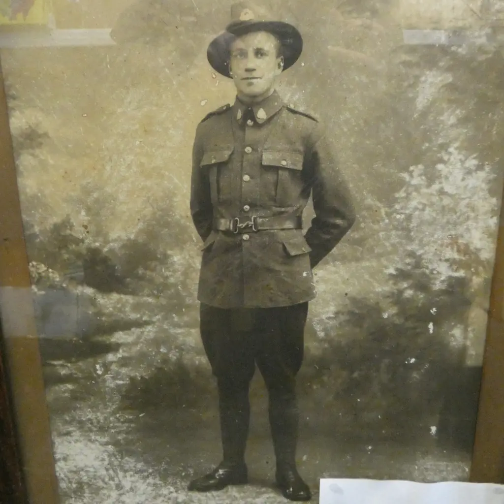 FRAMED PHOTOGRAPH OF PRIVATE GEORGE WALTER MOSEN, WELLINGTON INFRANTRY REG. IN OAK FRAME 540x430mm+ ORIGINAL WW2 POSTER Image 1++
