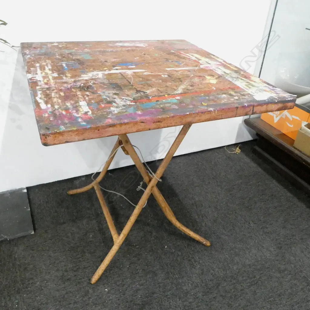 METAL FOLDING TABLE  Image 1++
