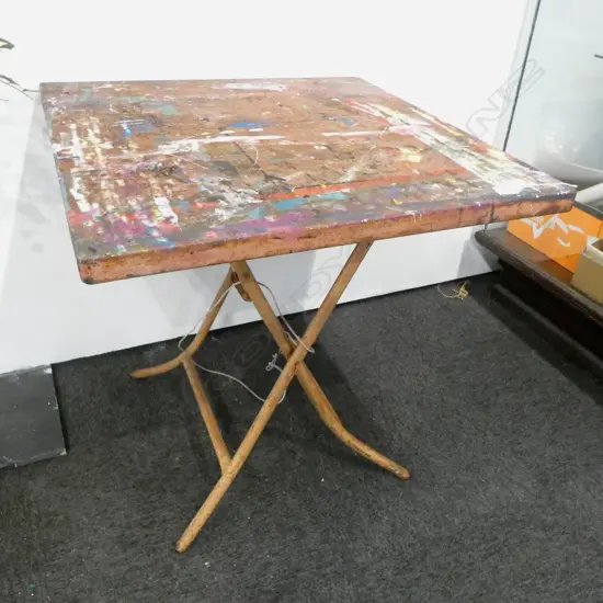 METAL FOLDING TABLE 