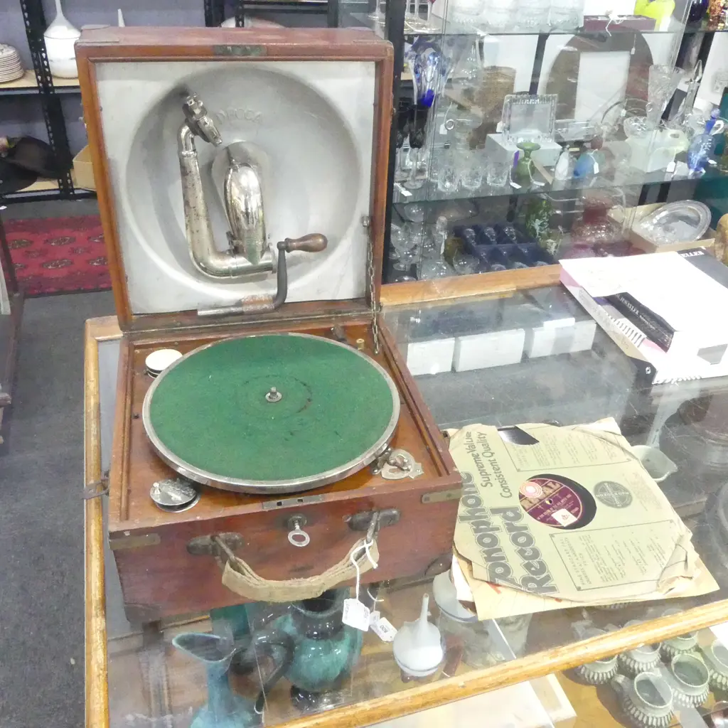 DECCA WORLD WAR ONE TRENCH GRAMOPHONE w. 4 RECORDS 220x300x300mm Image 1++