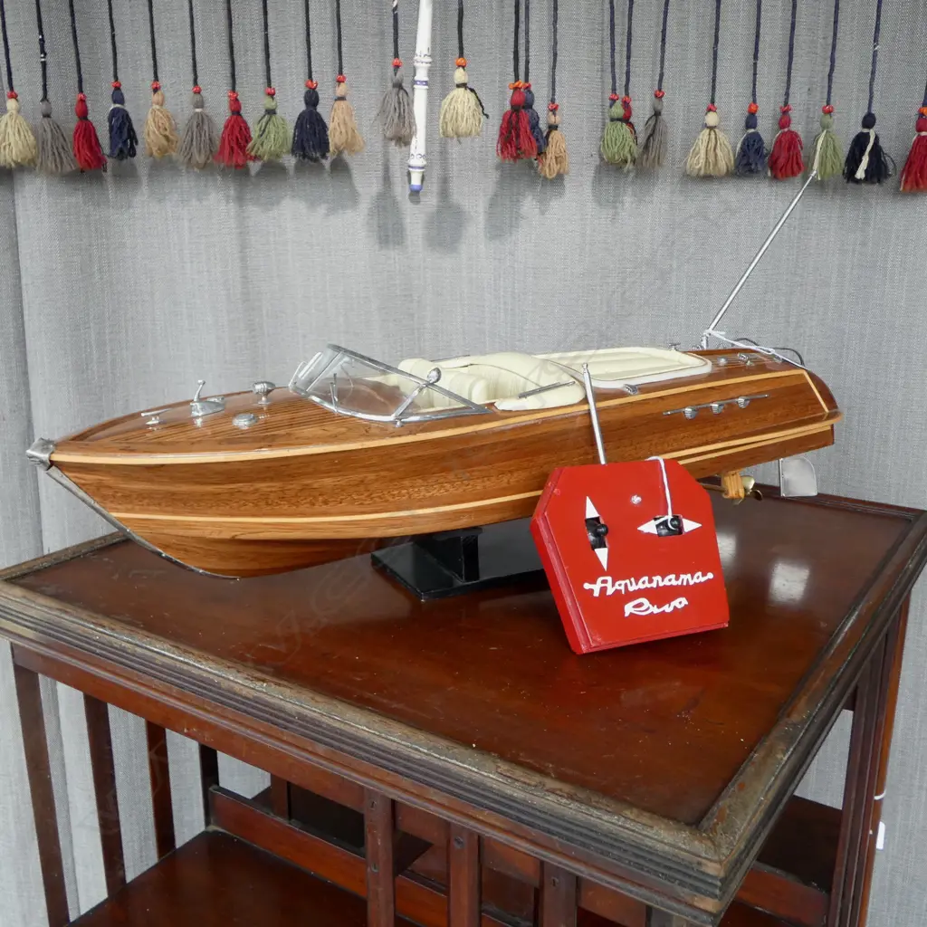 CHRIS CRAFT LAUNCH MODEL ON STAND w. CONTROLER L.680mm Image 1++