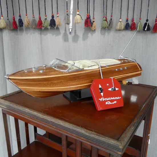CHRIS CRAFT LAUNCH MODEL ON STAND w. CONTROLER L.680mm