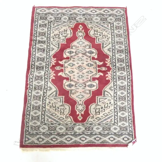 SMALL HAND KNOTTED PERSIAN RUG RED BACKGROUND L920 W620