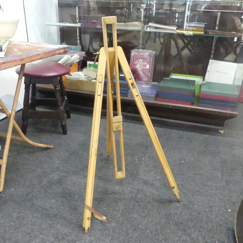 WOODEN ARTISTS EASEL Image 1++