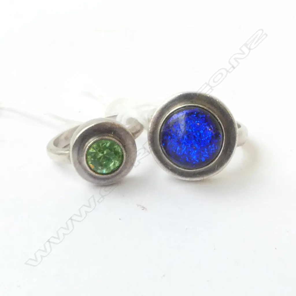 2 MODERN SILVER & COLOURED STONE RINGS  Image 1++