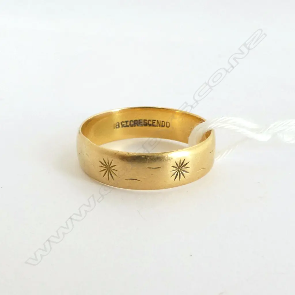 18CT GOLD VINTAGE BAND RING 3.93gms SIZE P Image 1++