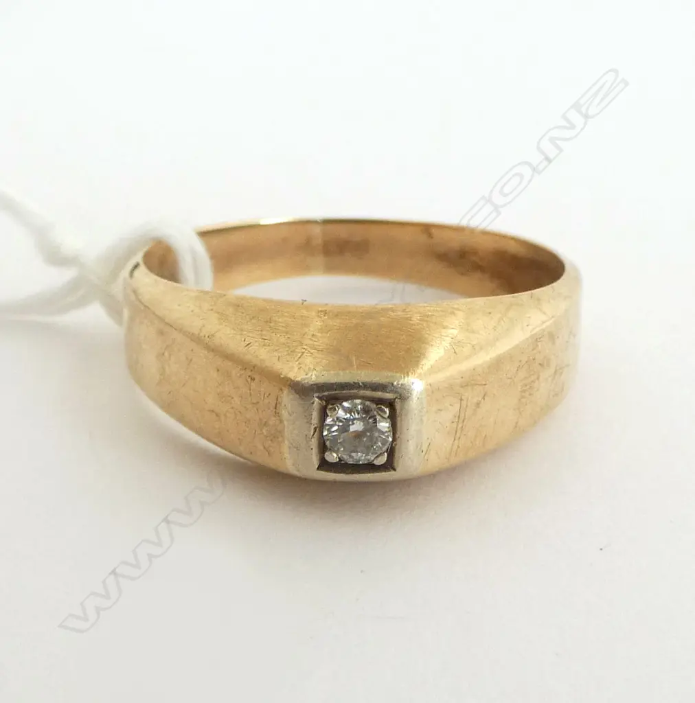 9ct GOLD SOLITAIRE DIAMOND RING wide tapered shoulders 5.9gms SIZE W Image 1++