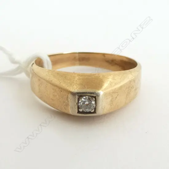 9ct GOLD SOLITAIRE DIAMOND RING wide tapered shoulders 5.9gms SIZE W