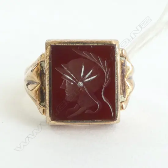 9ct GENT'S INTAGLIO CARNELIAN SIGNET RING 7.96gm SIZE T