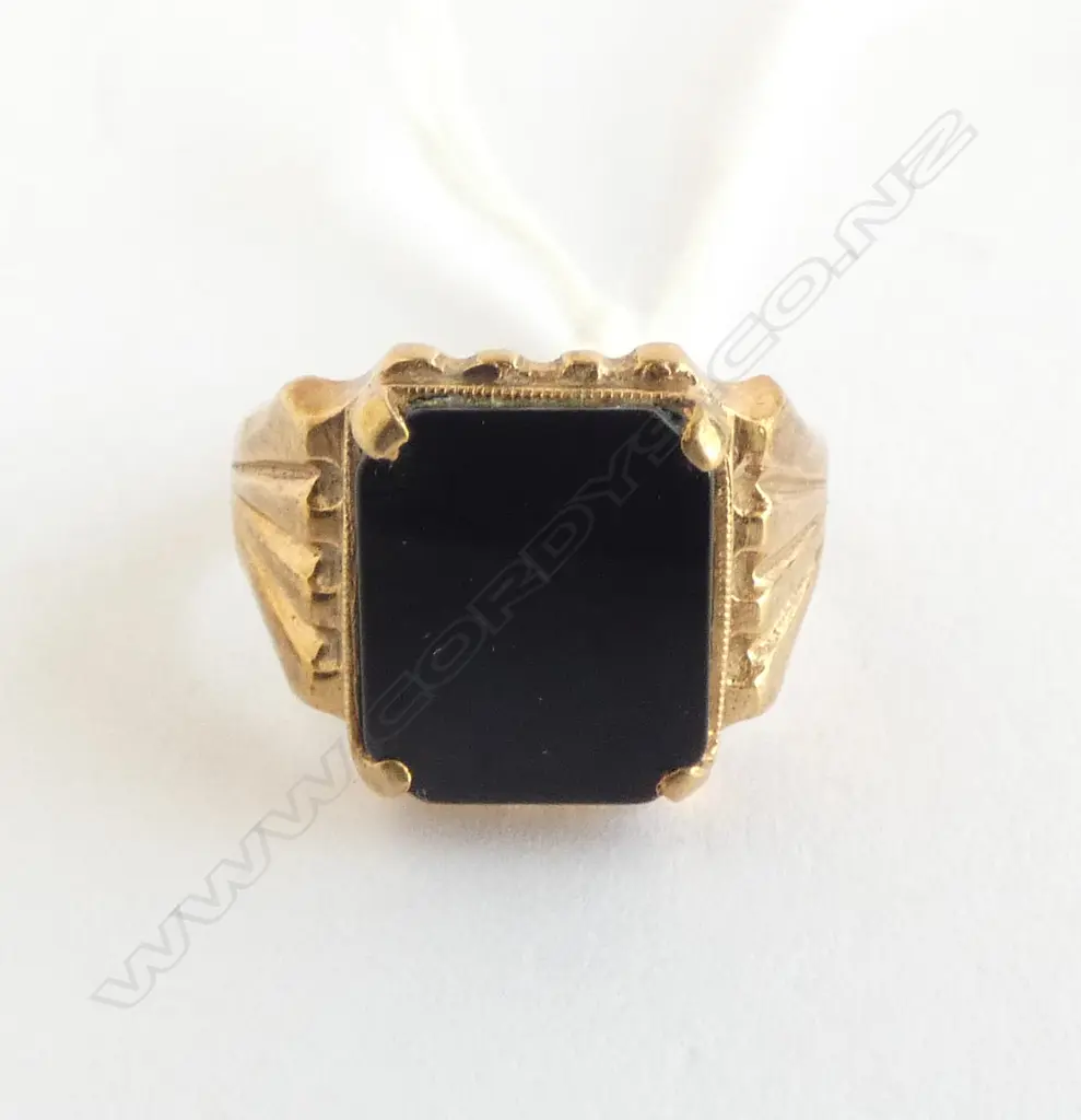 9ct GOLD & ONYX SIGNET RING flared shoulders 4.5gms SIZE N Image 1++