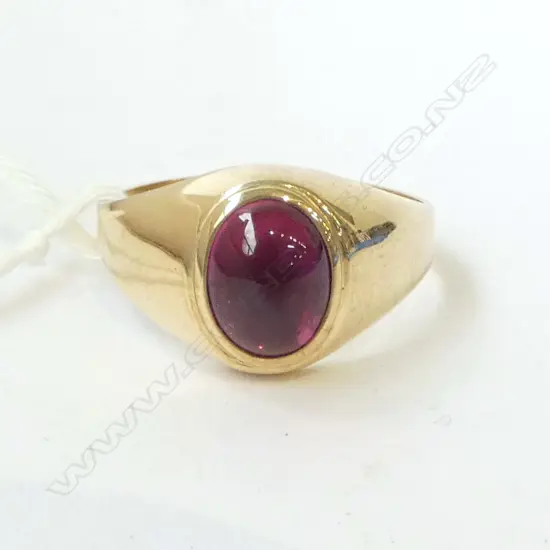 9ct GOLD RING w CAB SYNTHETIC RED STONE, 4.4gm SIZE U1/2