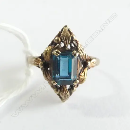 9ct GOLD BLUE STONE RING  small faults to stone corners 3gms SIZE K