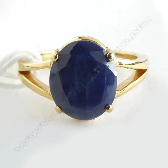 18ct GOLD & BLUE SAPPHIRE RING (stone has inclusions) SIZE R