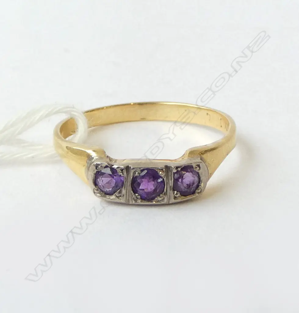 18ct YELLOW GOLD 3 STONE AMETHYST RING 2.43gms SIZE N Image 1++