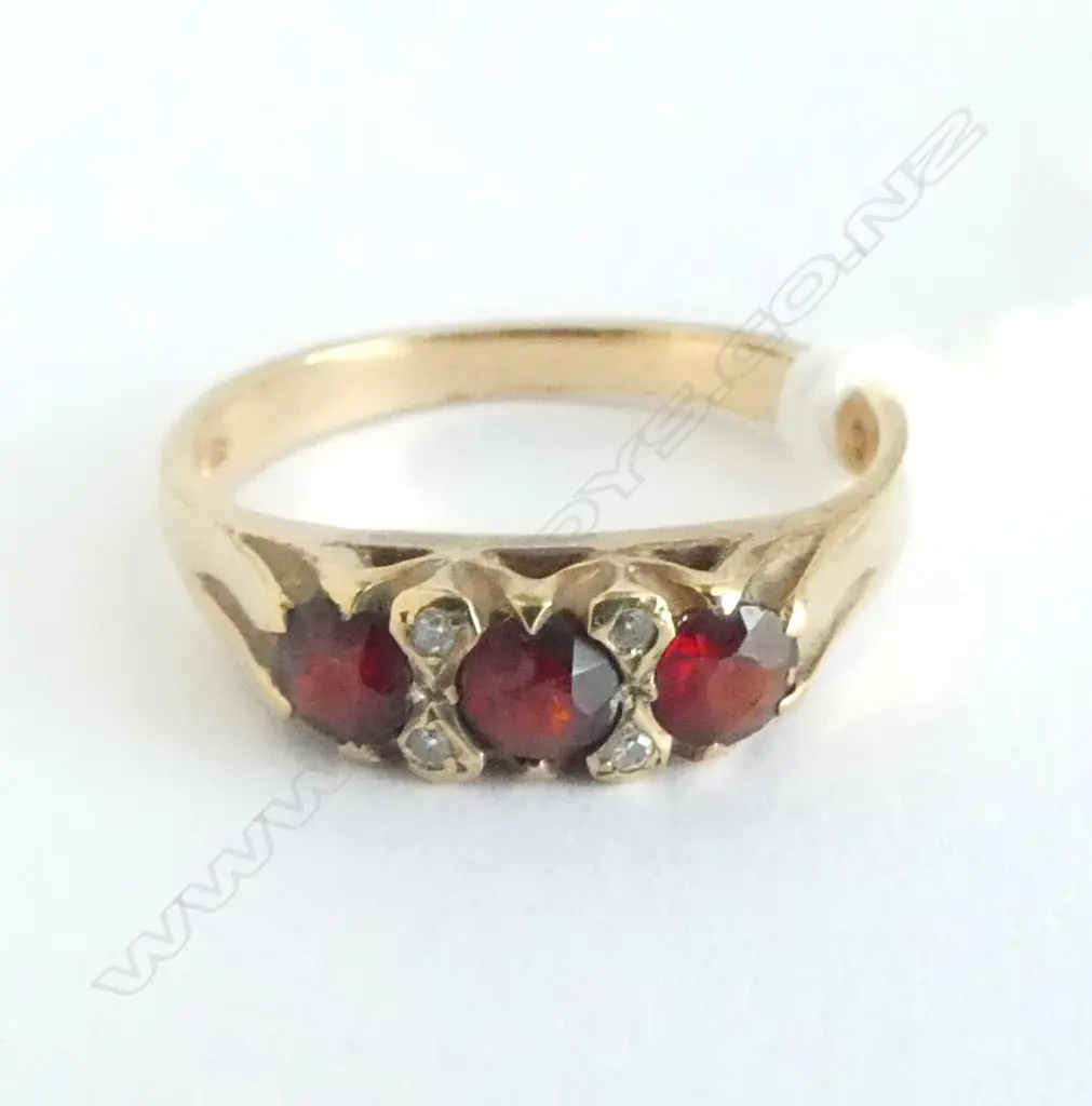 9CT GOLD & DIAMOND & GARNET RING 2.5 grams SIZE O Image 1++