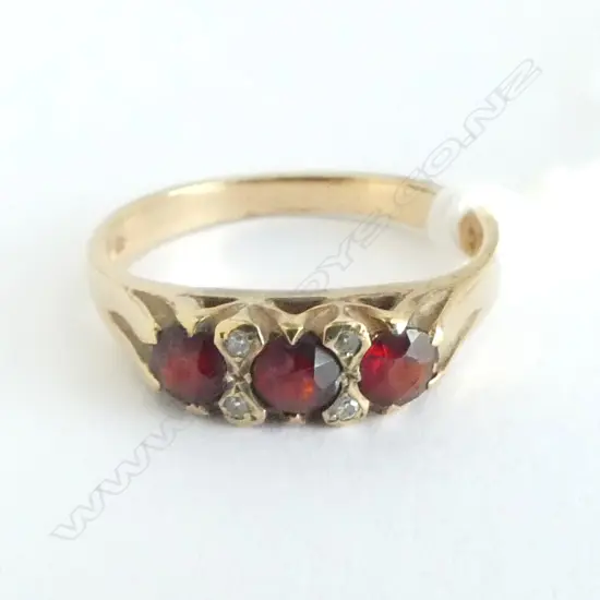 9CT GOLD & DIAMOND & GARNET RING 2.5 grams SIZE O