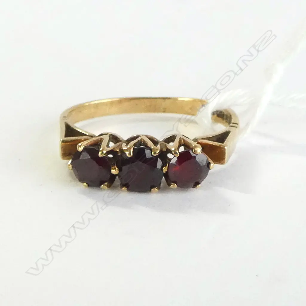 RETRO 9ct YELLOW GOLD 3 STONE GARNET RING English hallmarks 2.14gms size n Image 1++