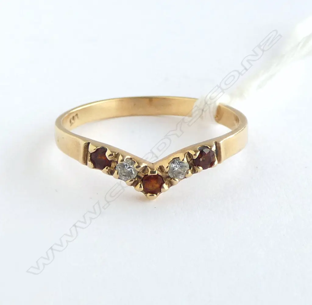 9ct GOLD GARNET & CZ STONE V-form RING 1.38gms SIZE N Image 1++