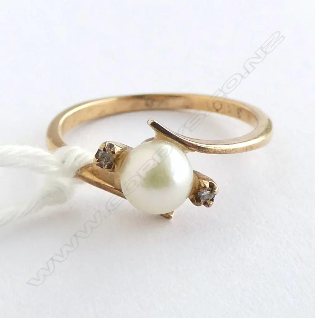 9ct GOLD CULTURED PEARL & 2 small DIAMOND RING 1.42gms SIZE J Image 1++