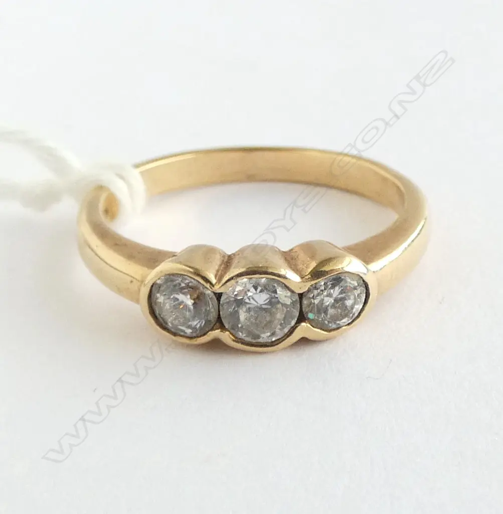 9ct GOLD 3 CZ STONE RING 2.92gms SIZE M Image 1++