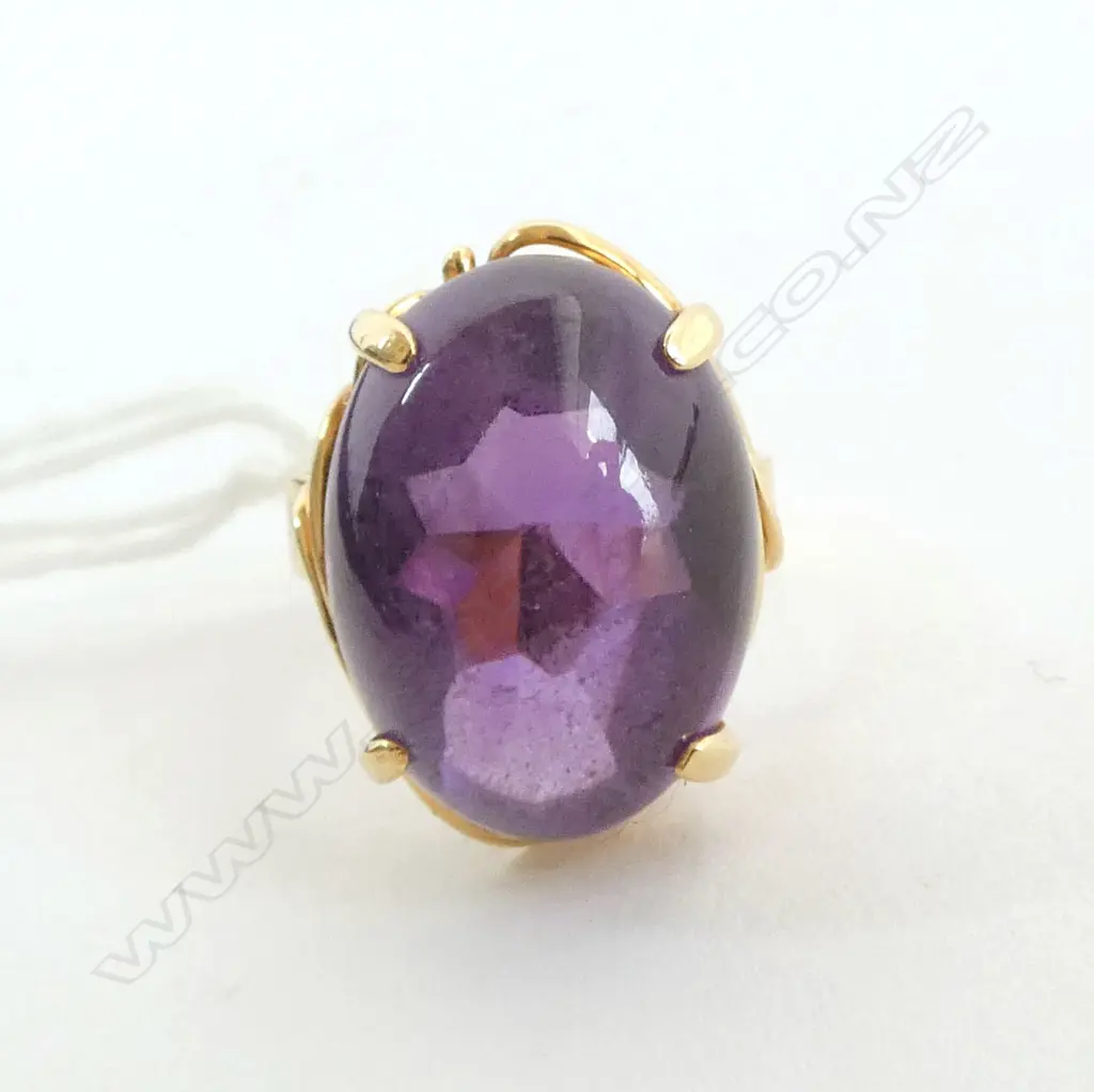 14ct Y/GOLD & LGE CABACHON AMETHYST RING  7.56gms SIZE L1/2 Image 1++