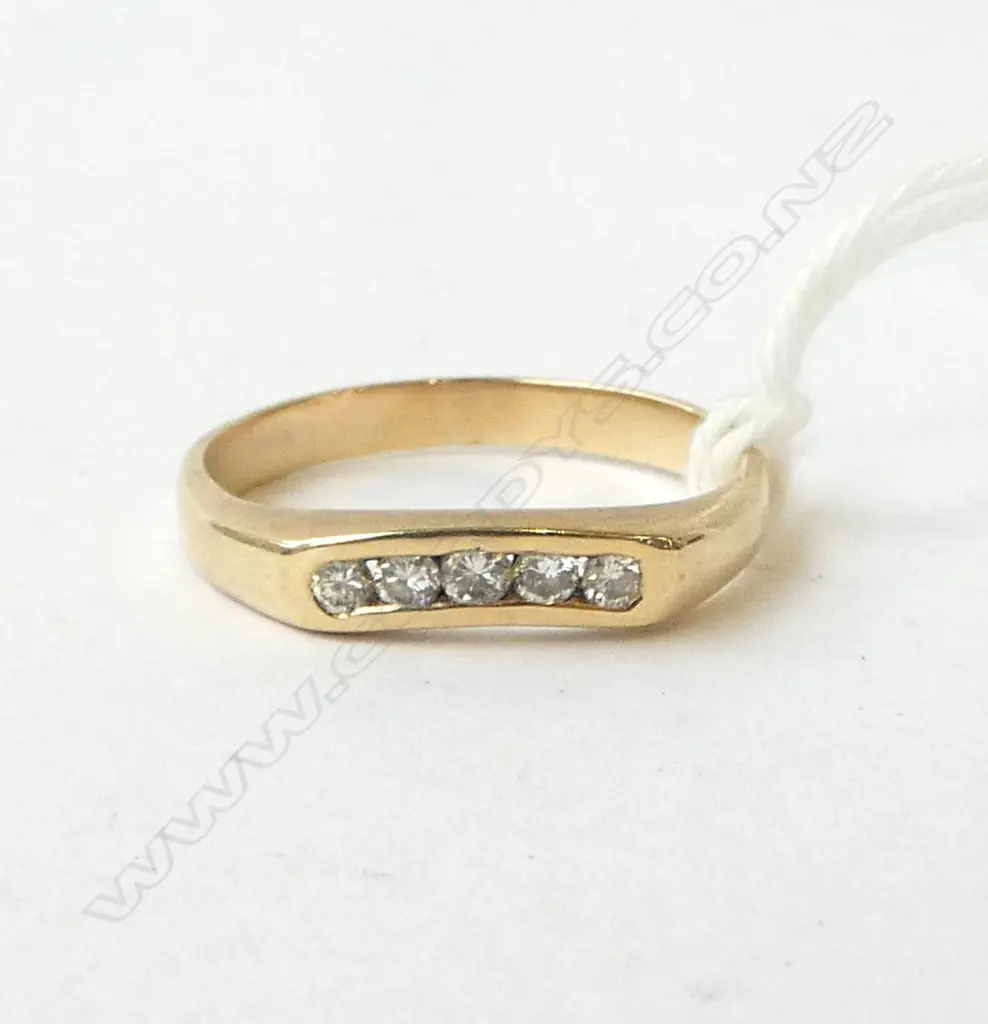 9ct GOLD & 5 STONE DIAMOND RING channel set 2gms SIZE O Image 1++