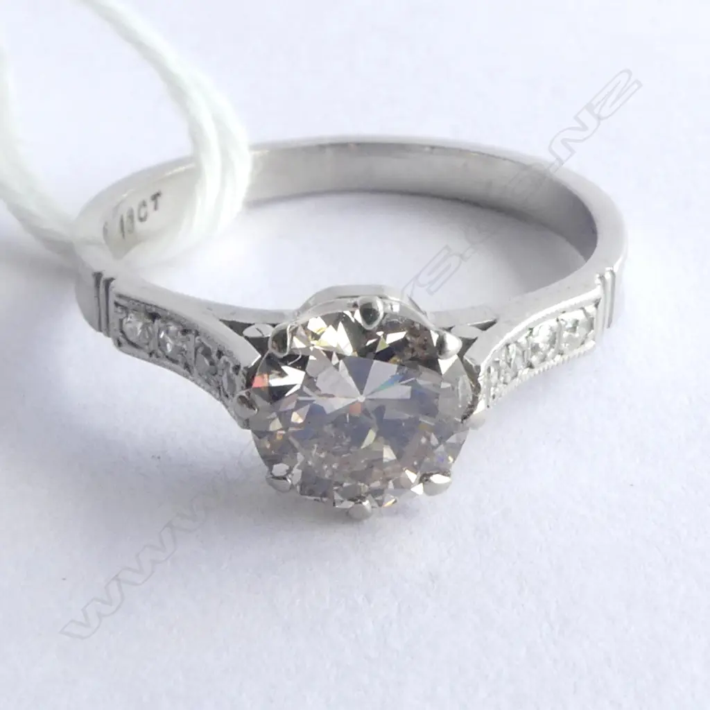 18CT WG DIAMOND SOLITAIRE WITH SHOULDER DIAMONDS SIZE L (approx size 1.00 CT early modern brilliant) Image 1++