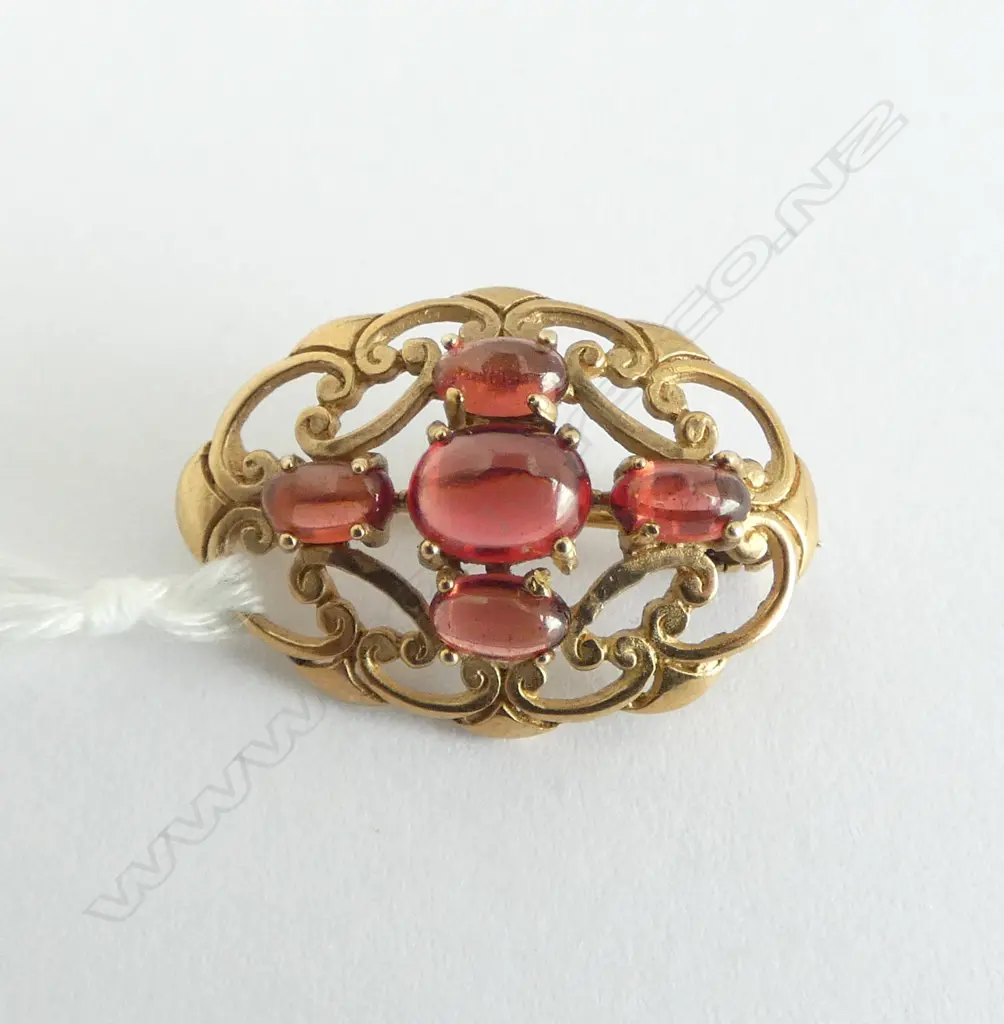 9ct YELLOW GOLD & ALMADINE GARNET open scroll BROOCH 3gms Image 1++