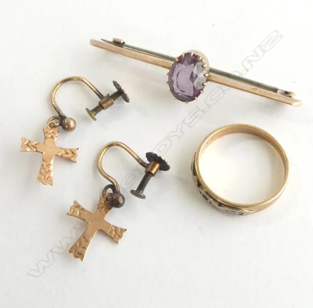 9CT GOLD AMETHYST BAR BROOCH, RING & PR CROSS EARINGS 5.52gms Image 1++