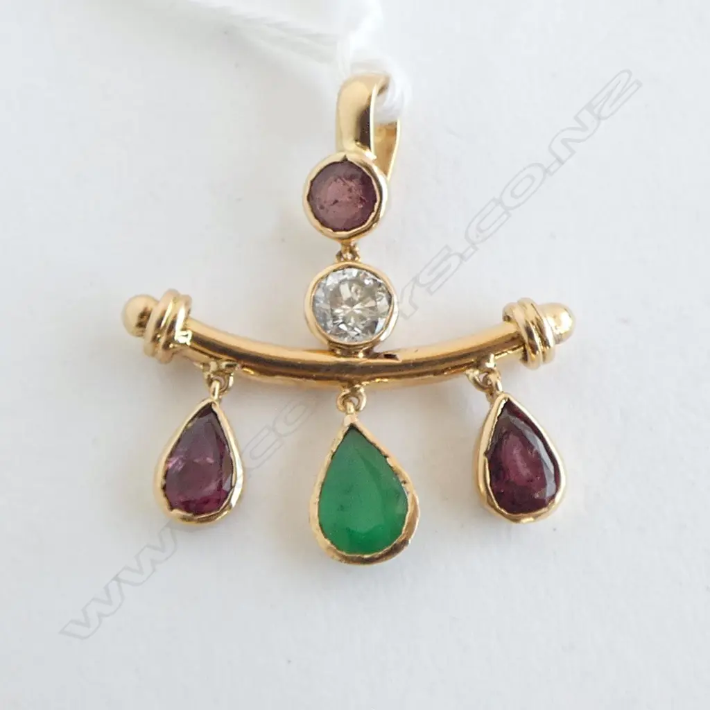 18ct GOLD PENDANT w RUBY, EMERALDS & DIAMOND 3.33gms Image 1++