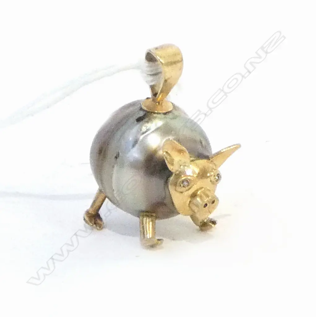 9CT GOLD AND BLACK PEARL PIG PENDANT (tiny diamond eyes) Image 1++