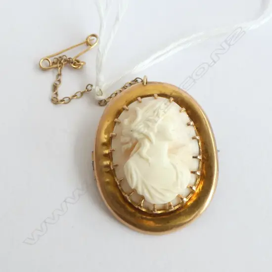 c1900 9cT GOLD FRAMED CAMEO woman carved in profile 7.08gms
