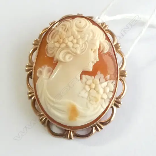 9ct ROSE GOLD FRAMED CAMEO BROOCH elegant woman in profile floral highlights 13gms 