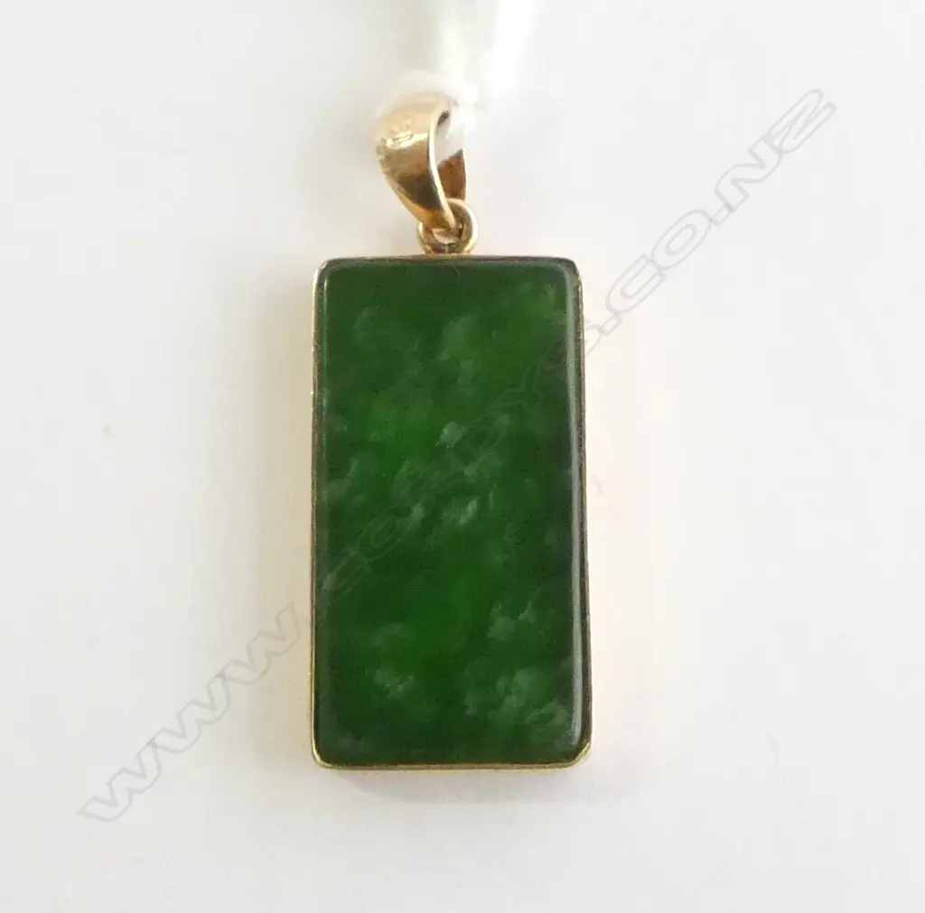 18CT GOLD & JADE PENDANT TW3.1G Image 1++