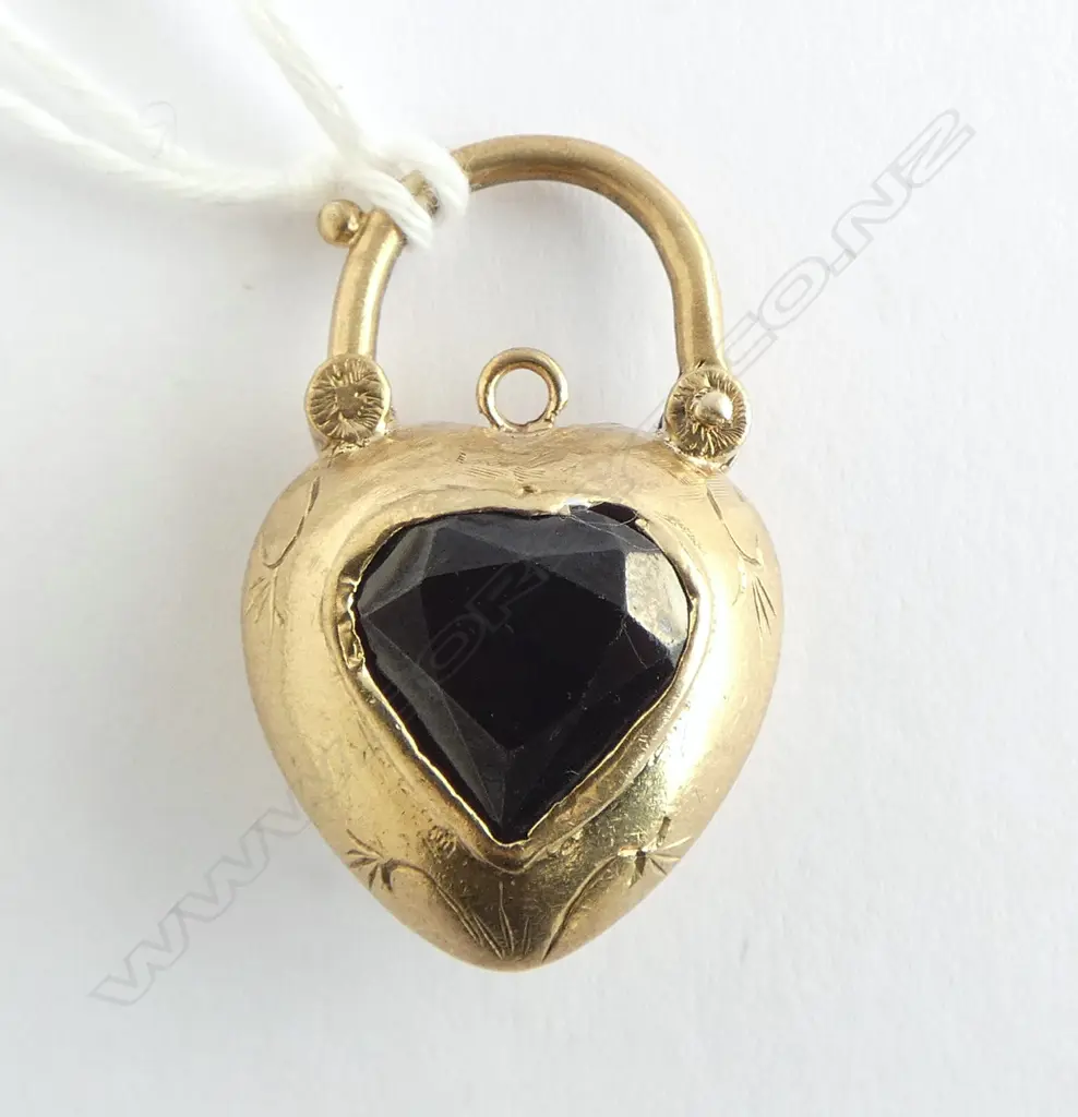 9CT GOLD AND GARNET HEART CLASP 7gm  Image 1++