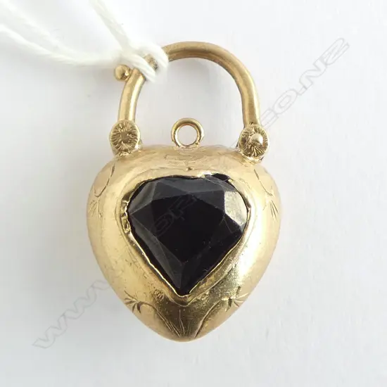 9CT GOLD AND GARNET HEART CLASP 7gm 