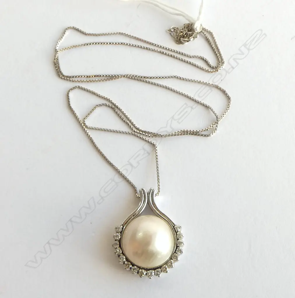 9CT white GOLD MABE PEARL& DIAMOND PENDANT ON 9CT WG CHAIN 2.5gms. 11.68gm total Image 1++