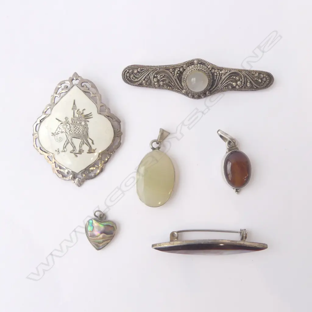 3 SML SILVER SET PENDANTS, SILVER BROOCH (stamped siam Silver) & 2 OTHERS Image 1++