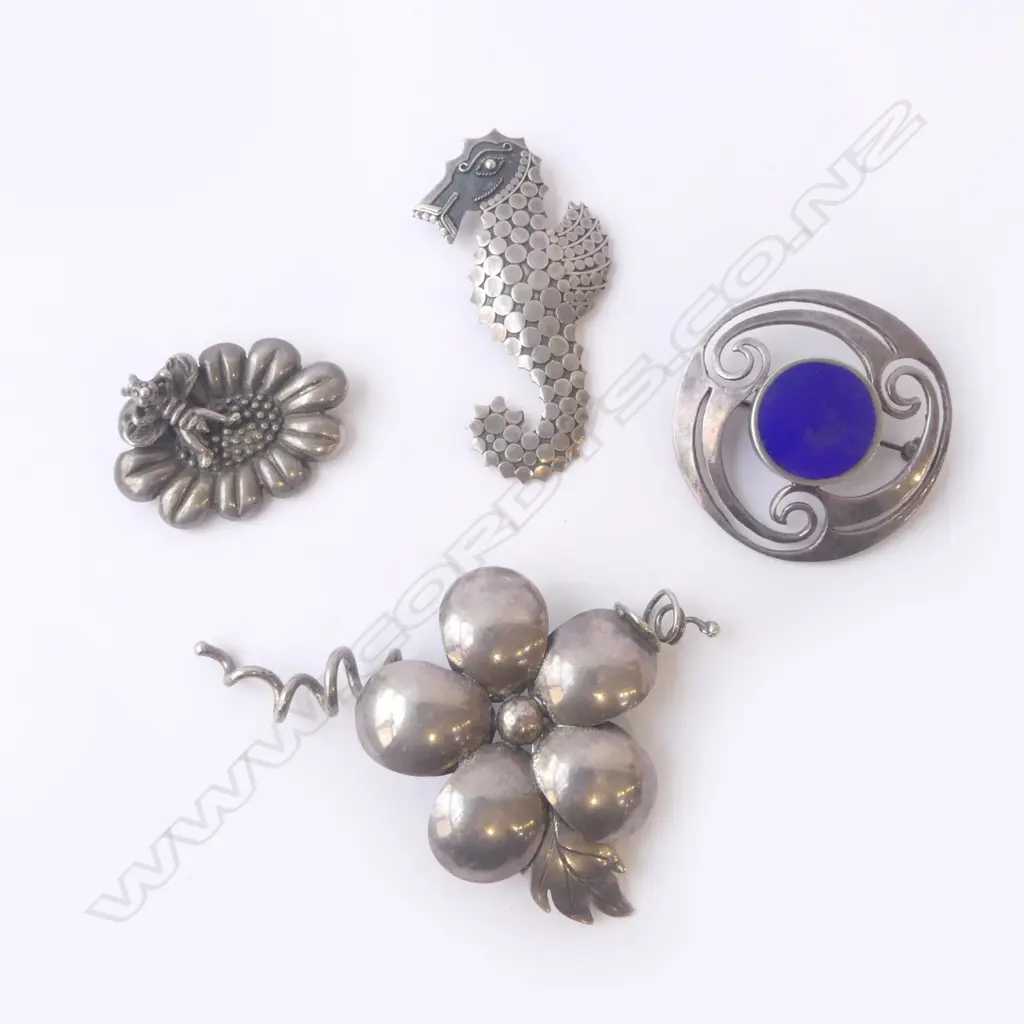 4 SILVER BROOCHES  Image 1++