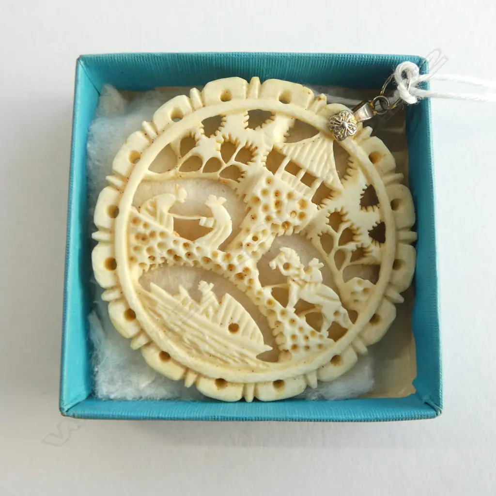 IVORY MEDALLION PENDANT, Dia.45mm   Image 1++