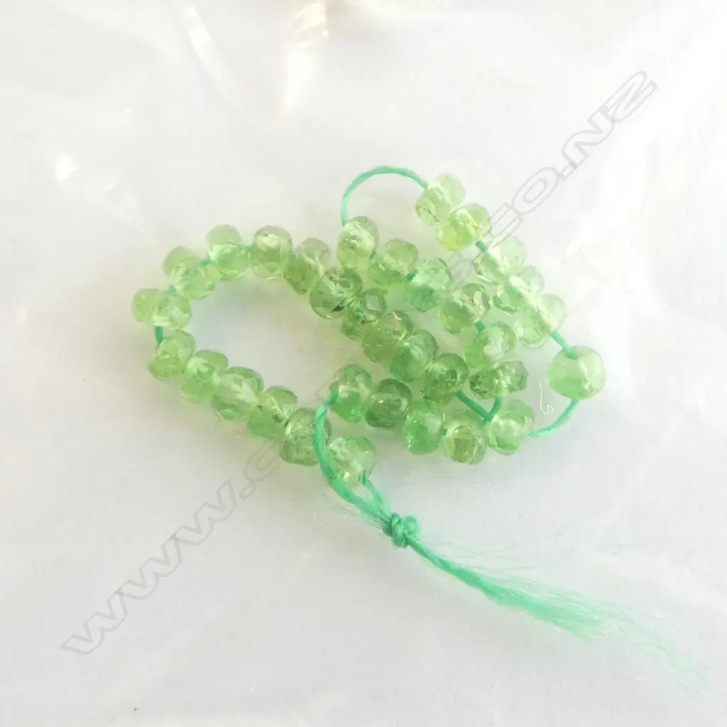 UNSET STONES - 33 TSAVARITE GARNET BEADS 2.6mm Image 1++