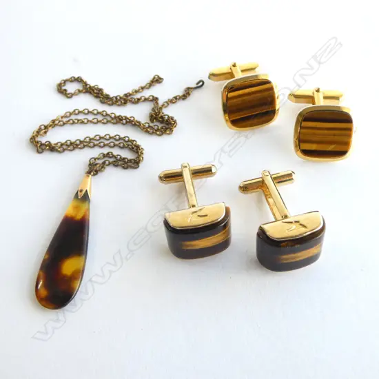 TORTOISESHELL PENDANT (GOLD TIPPED?) & 2 PRS GOLD PLATED TIGERS EYE CUFFLINKS