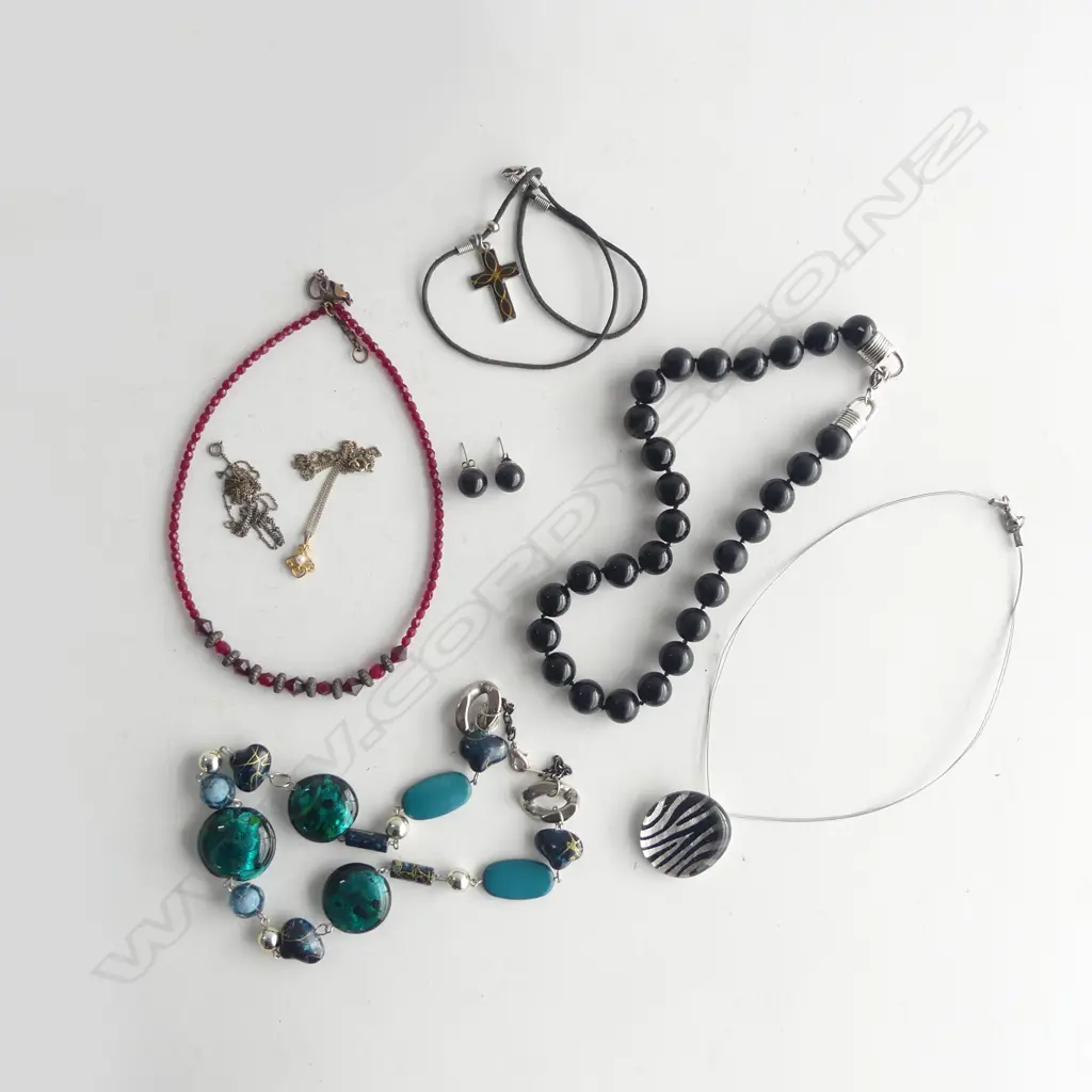 ASST. COSTUME NECKLACES Image 1++