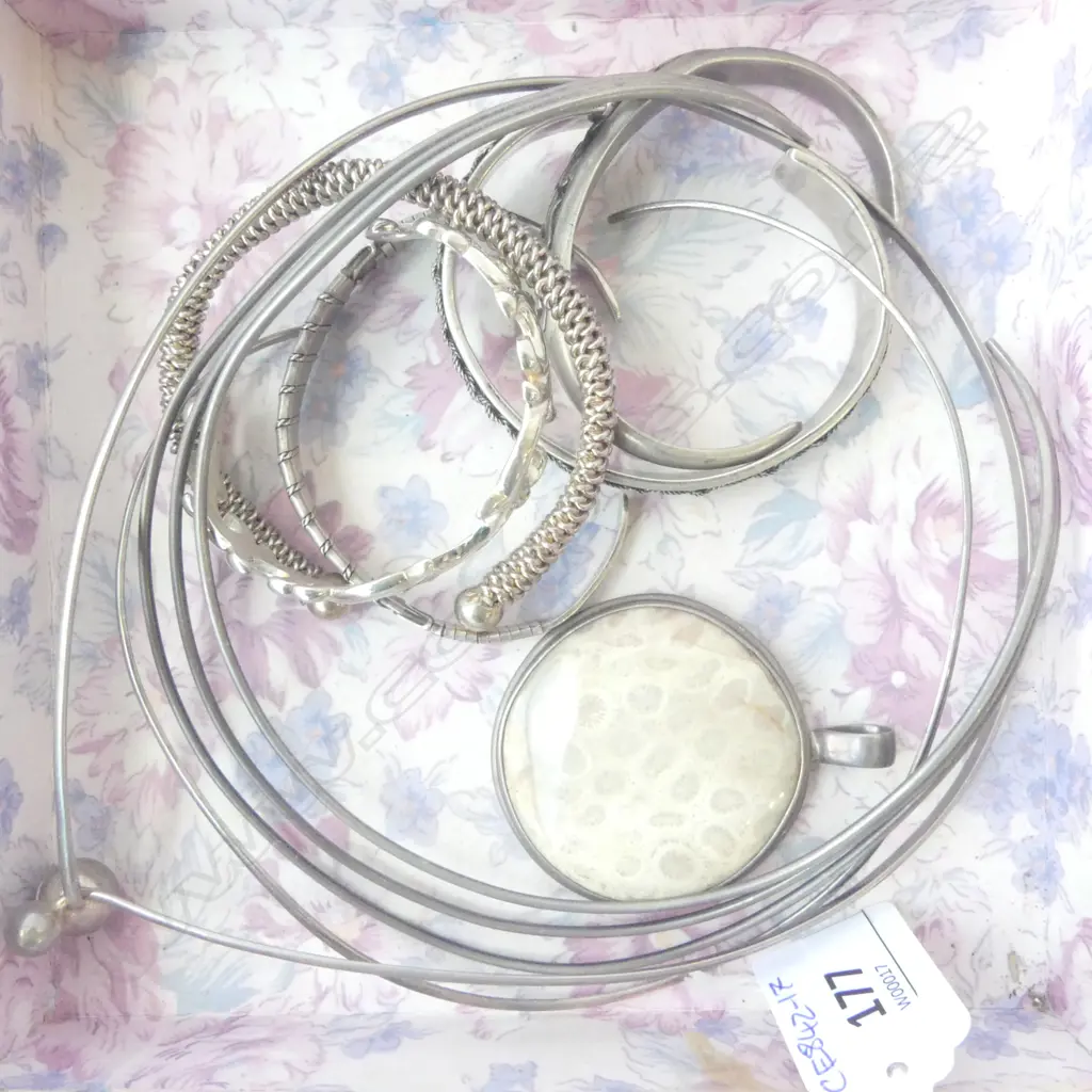 5 SILVER BANGLES + 1 AGATE PENDANT + 3 SILVER COLLARS Image 1++
