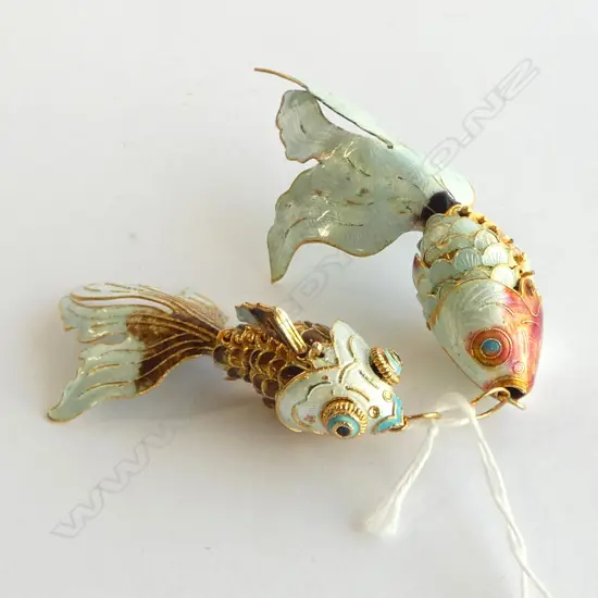 2 ENAMEL ARTICULATED GOLDFISH PENDANTS L.105mm 1 WITH A BROKEN FIN