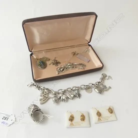 SILVER & OTHER JEWELLERY: Large sculpted lion's head ring 'Legendary 2016. Art' + pendant necklaces + bracelets etc