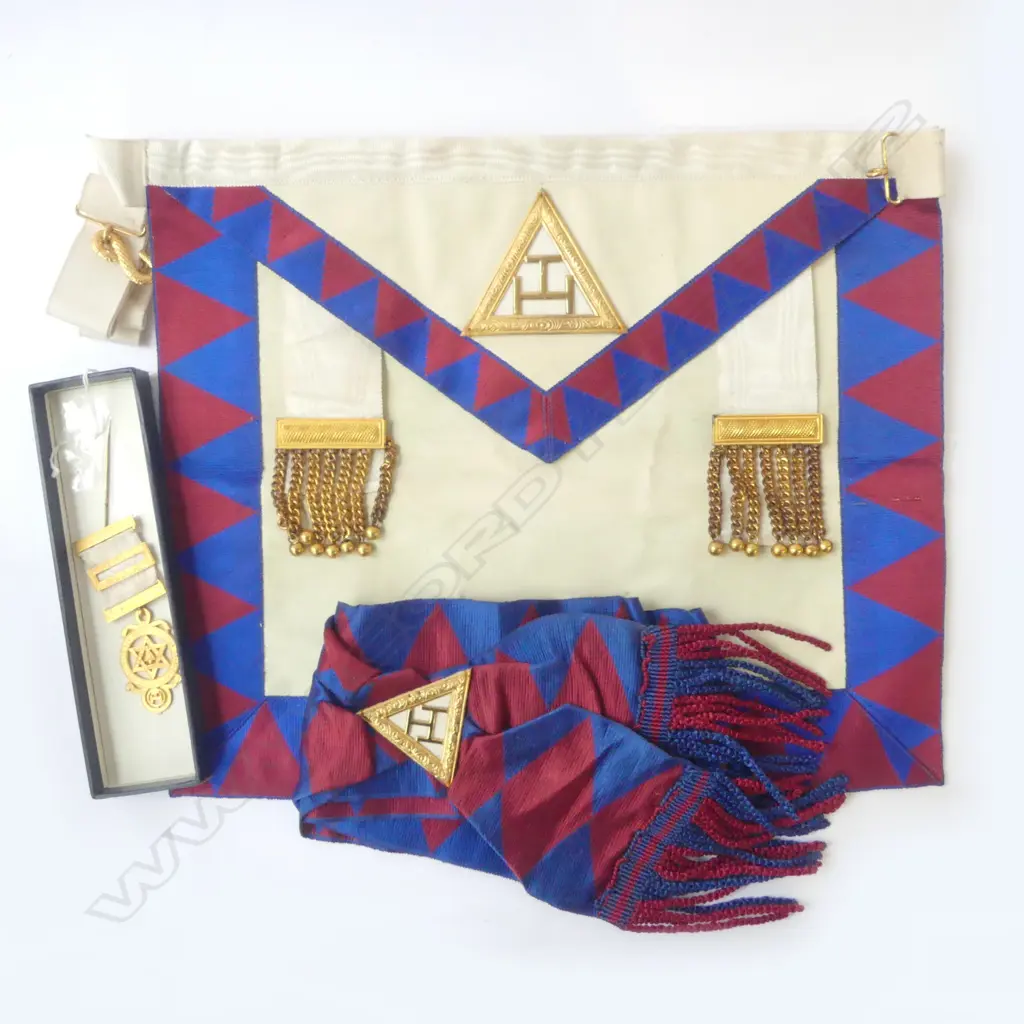 VINTAGE MASONIC BAG, SASH, & BREAST JEWEL LONDON MADE Image 1++