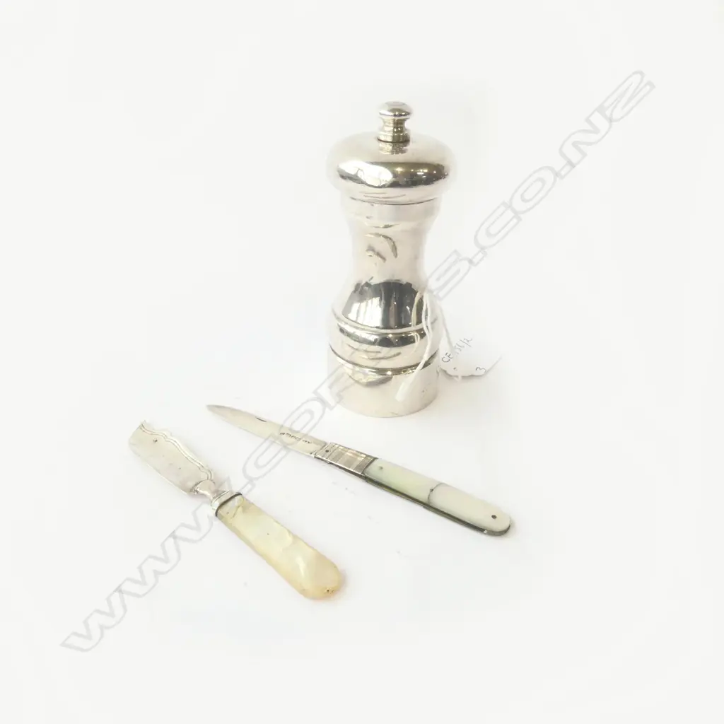 STG SILVER PEPPER GRINDER LONDON 1988 NOT GRINDING WITH DENTS & 2 STG MOP KNIVES (A/F), H.120MM Image 1++