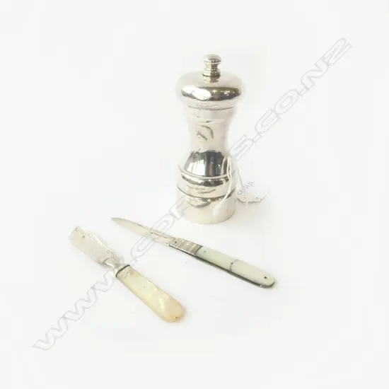 STG SILVER PEPPER GRINDER LONDON 1988 NOT GRINDING WITH DENTS & 2 STG MOP KNIVES (A/F), H.120MM
