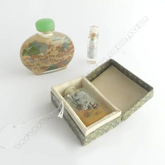 3 ORIENTAL GLASS SNUFF BOTTLES 